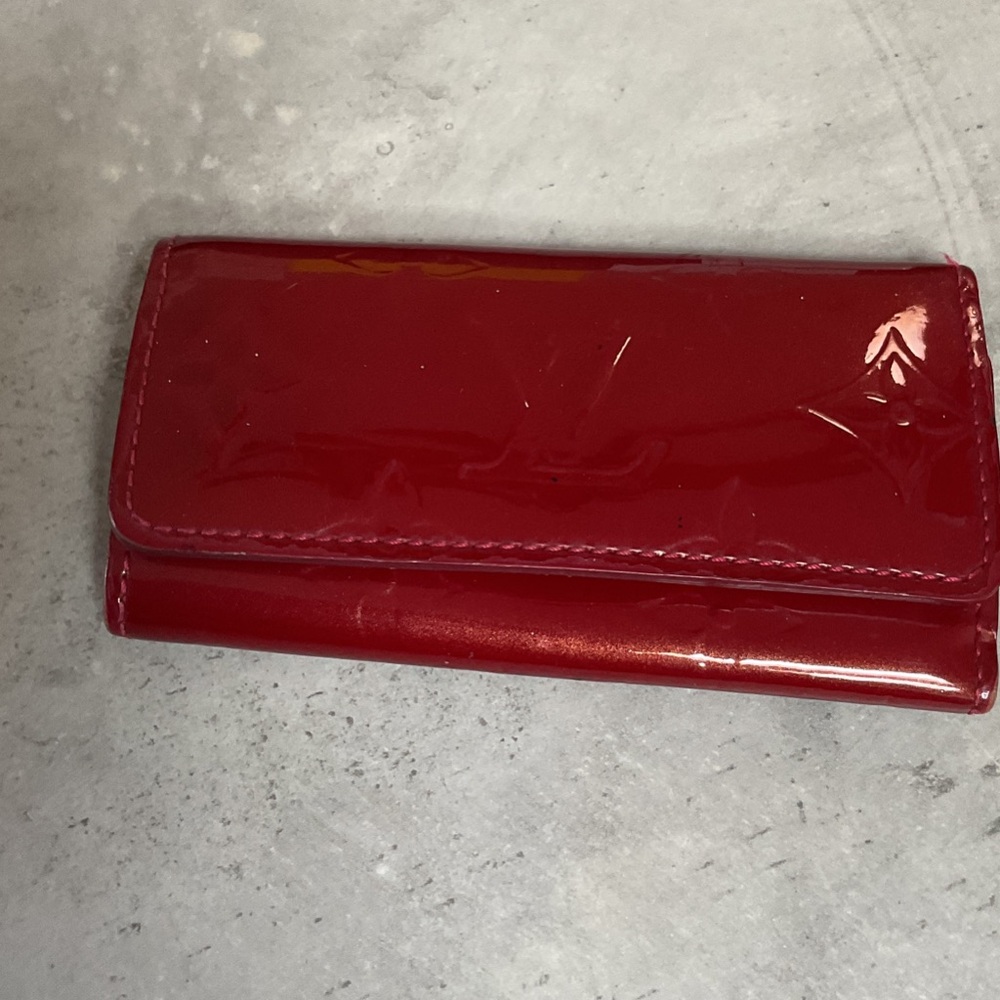 Lv key wallet